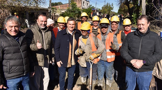 Puerto Tirol: El Gobernador Zdero supervisó las obras de pavimento en el Barrio 17 de octubre 