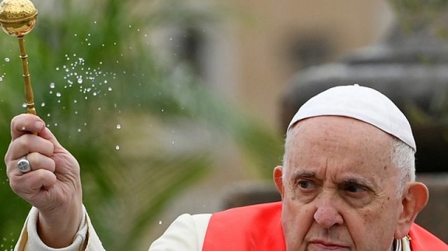 El papa Francisco encabezó la misa del Domingo de Ramos tras ser dado de alta