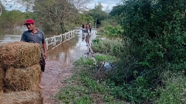 EL ESPINILLO: EL GOBIERNO PROVINCIAL ASISTE A PRODUCTORES AFECTADOS POR LA EMERGENCIA H&Iacute;DRICA