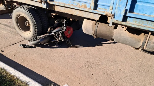 Villa Ángela: Un motociclista chocó contra un camión y terminó con lesiones