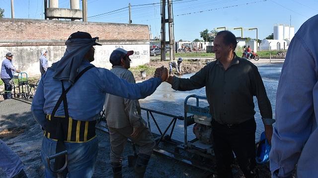 El Intendente Papp supervisó el avance de la obra de pavimento en calle Darwin 