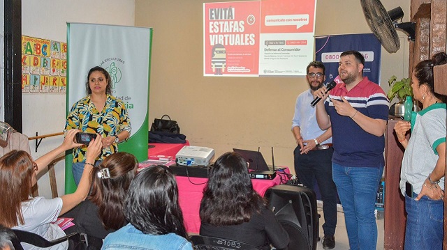 CAPACITAN A ADULTOS MAYORES PARA PREVENIR ESTAFAS VIRTUALES EN DISTINTOS BARRIOS DE RESISTENCIA