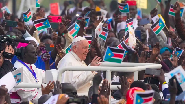El Papa llama a "deponer las armas" al cierre de visita a Sudán del Sur