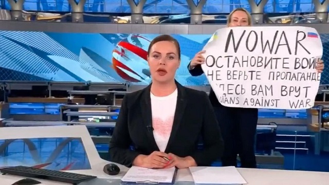La periodista rusa que protestó contra Putin escapó de la prisión domiciliaria y huyó del país
