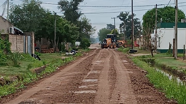 Villa Angela: Con Máquinas propias de su parque automotor el Municipio trabaja en perfilados de calles en distintos sectores de la Ciudad 
