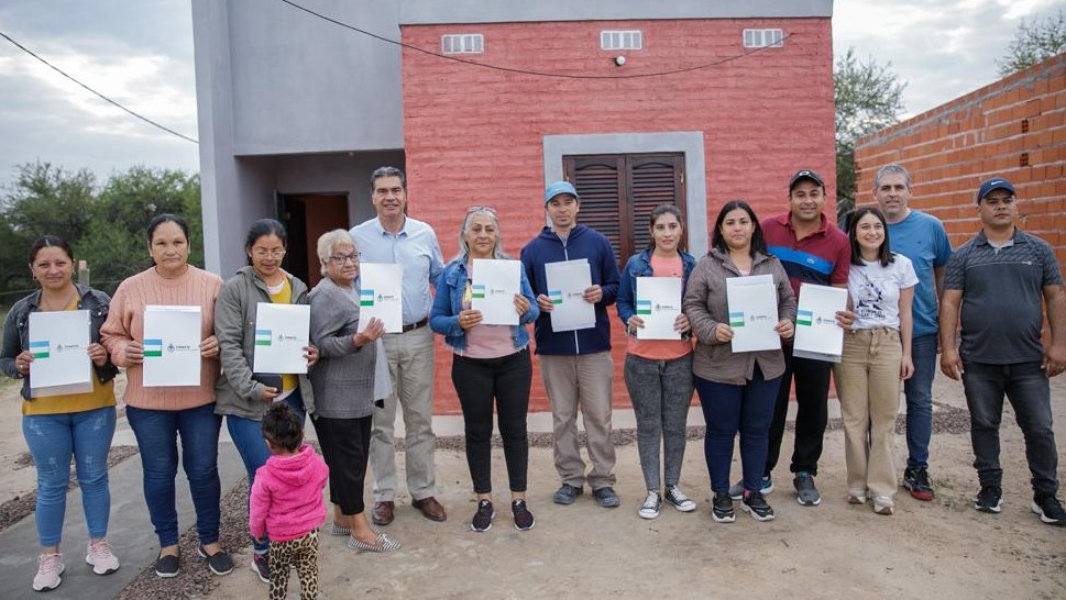 Acceso a la Vivienda: El Gobernador entregó más soluciones habitacionales a Familia de Resistencia