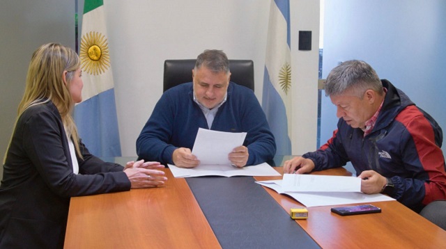 Lucha contra el narcotráfico: El Ministerio de Gobierno cedió una embarcación al Ministerio de Seguridad para reforzar la frontera fluvial
