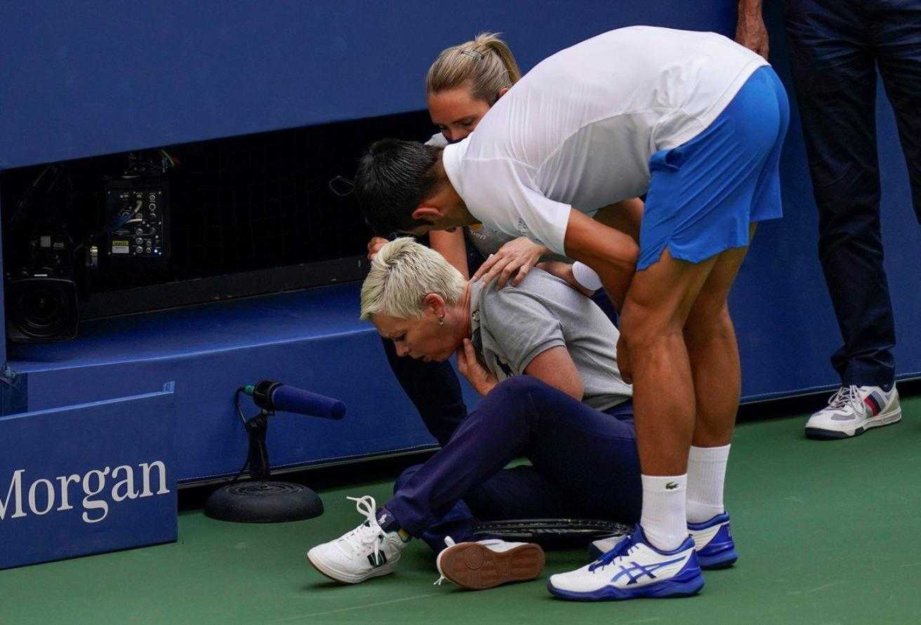 Djokovic, descalificado, por golpear con un pelotazo a una jueza de línea en US Open