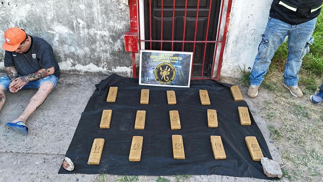 Resistencia: Con 15 panes de marihuana intentó escapar, pero los efectivos de antinarcóticos lo atraparon 