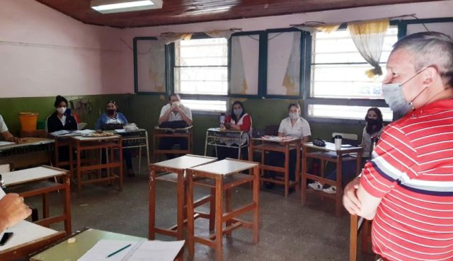 Miraflores: “Nunca hubo faltante de mobiliario, solo reorganización en las Aulas de acuerdo al Plan Regreso Seguro a la Escuela”, explicó el Director de la EEP N°680