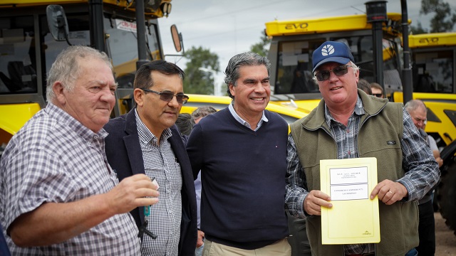 En el día del Agricultor, el Gobierno equipó con 16 nuevos tractores a Consorcios Camineros 