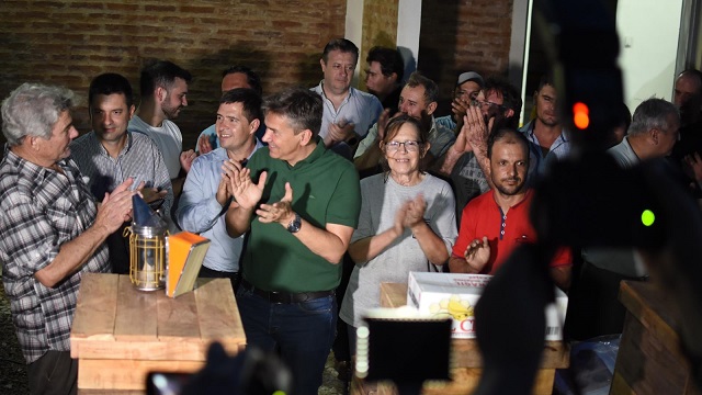 El Gobernador entregó equipamiento para apicultores en Sáenz Peña