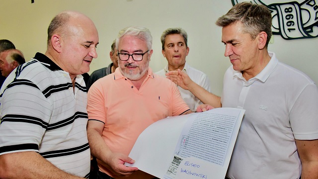 Villa Berthet: El Gobernador Zdero entregó títulos y financiamiento de fondos de la Ley de Bosques a productores 