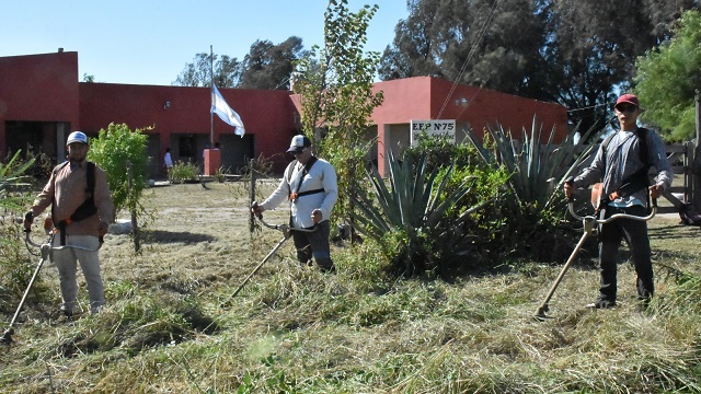 La Municipalidad de Villa Angela realizó tareas de mantenimiento en la Escuela Rural de La Carlota 
