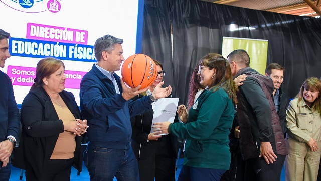General San Martín: El Gobernador Zdero entregó equipamientos deportivos a Instituciones Educativas de la Regional V 