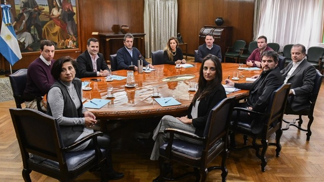 Primera reunión de Massa y el equipo de Energía por el recorte de subsidios a las tarifas