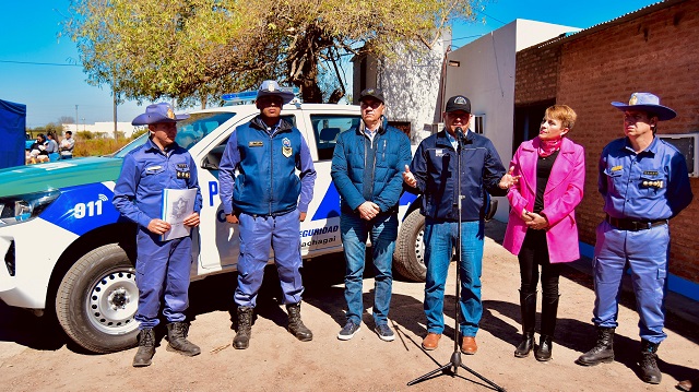 PLAN CHACO SEGURO: EL GOBERNADOR ZDERO ENTREGÓ UN NUEVO VEHÍCULO PARA LA POLICÍA RURAL DE MACHAGAI
