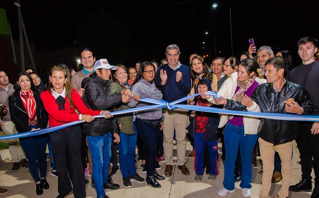 Pampa del Indio: Capitanich inauguró 16 cuadras de pavimento y supervisó los avances del hospital y el frigorífico municipal