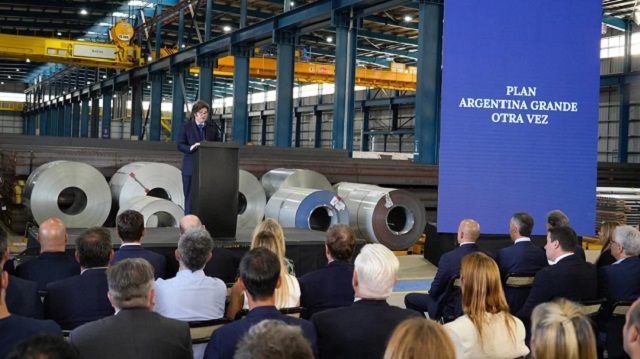 Milei calificó el acuerdo entre YPF y Eni como el “más grande de la historia”