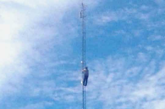 Un hombre trepo a una antena y amenazaba con tirarse, finalmente depuso su actitud