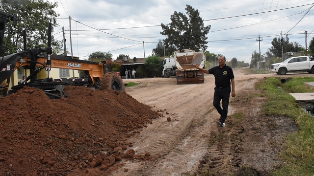 Villa &Aacute;ngela: El Municipio avanza con trabajos de relleno de calles en el Barrio Sargento Cabral 
