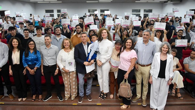 Capacitaciones en Oficios: El Gobernador Zdero acompa&ntilde;&oacute; la entrega de certificados de Soy Chaco