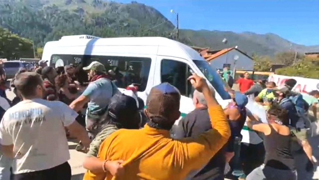 Graves incidentes durante la visita de Alberto Fernández a Chubut: piedrazos y patadas a la combi del Presidente