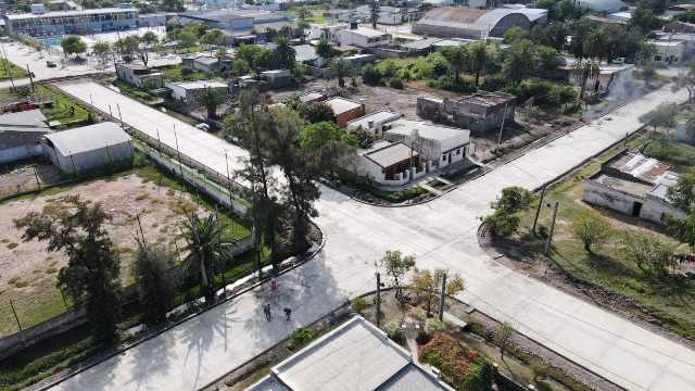 Vialidad Provincial avanza con pavimento urbano en Villa Ángela