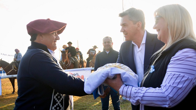 Colonia Popular: El Gobernador Zdero acompañó el primer Festival Provincial de la Bandera Argentina 