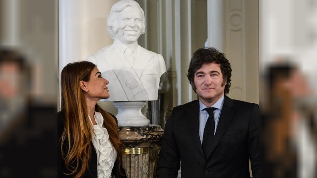 Entre lágrimas, Milei inauguró el busto de Menem en Casa Rosada: "Es un acto de justicia"