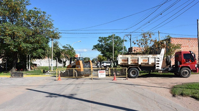 El Municipio de Villa Angela realiza tareas de bacheo en calle Maturín con personal y recursos propios 