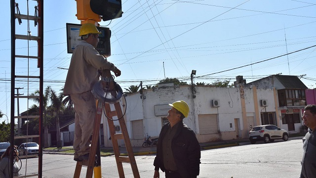 Municipalidad de Villa Angela avanza con la instalación de nuevos semáforos para mejorar la seguridad vial  