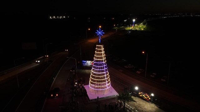 Villa &Aacute;ngela encendi&oacute; su &aacute;rbol de Navidad en el Acceso Norte de la ciudad