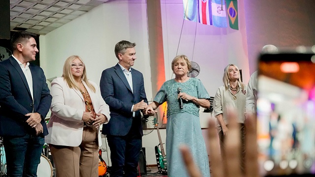 Resistencia: El Gobernador Zdero entreg&oacute; la Escritura de Propiedad a la Iglesia de Jesucristo 