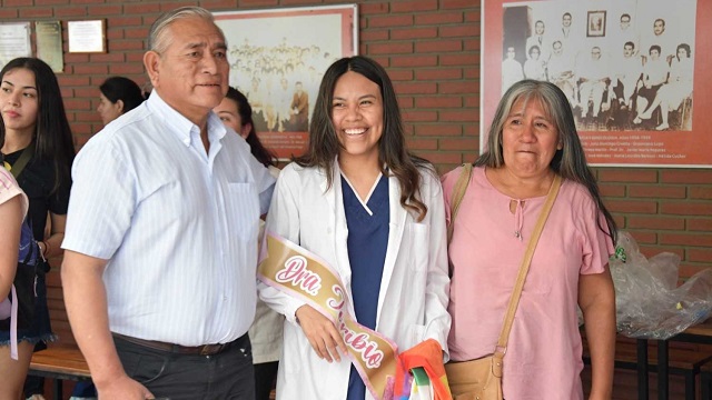 Sandra Toribio, la primera médica argentina de la etnia Wichí, se recibió en la UNNE