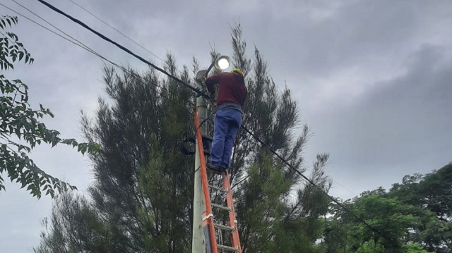 Villa Angela: Contin&uacute;an los trabajos de mejoras en el alumbrado p&uacute;blico de la ciudad