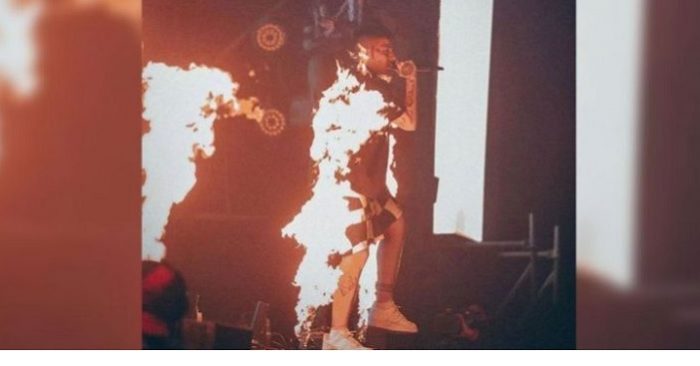 Duki casi se prende fuego en un show en Mar del Plata