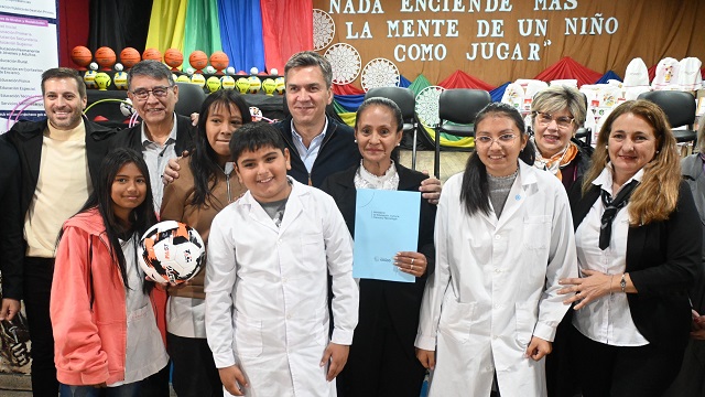Las Palmas: El Gobernador Zdero entregó Elementos de Educación Física y útiles escolares a Escuelas Primarias e insumos de librería a Bibliotecas