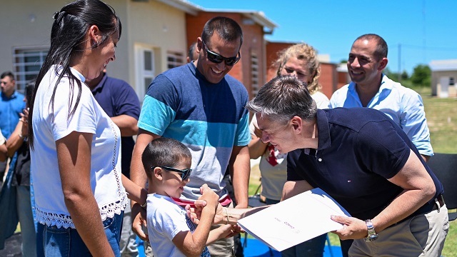 Con recursos propios, el Gobierno Provincial finalizó y entregó Viviendas en Presidencia de la Plaza