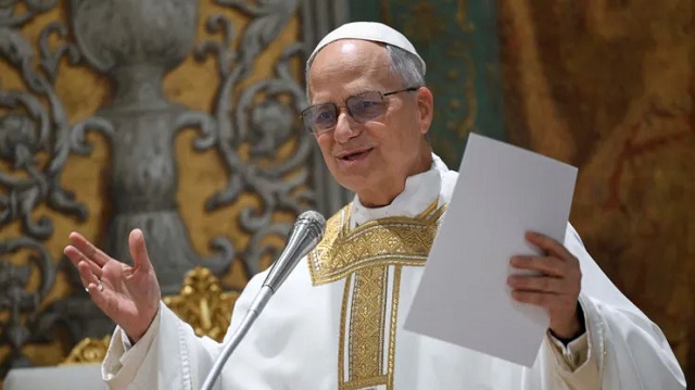 León XIV recordó a Francisco en su primera homilía: “Nos sentimos como ovejas sin pastor”