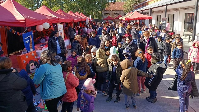 La feria provincial del libro con múltiples actividades acerca a los chicos a la lectura 