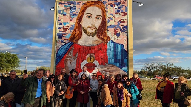 El Intendente Papp acompañó la bendición del mural con la imagen del Sagrado Corazón de Jesús 