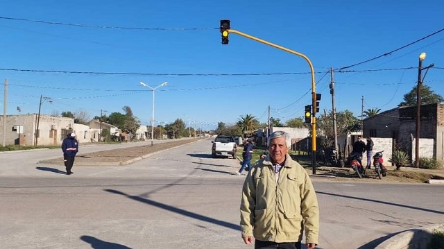 El Municipio instaló semáforos en la intersección de la Av. Espinoza y Lugones