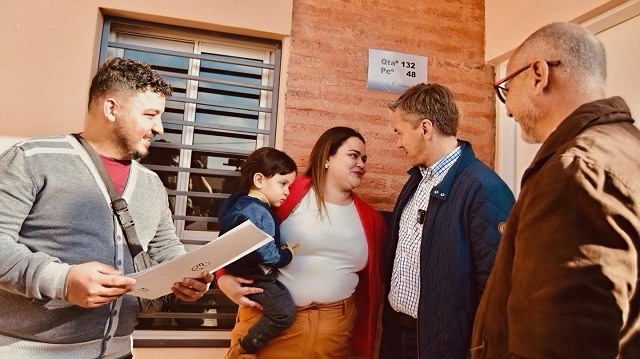 Mas familias Chaqueñas cumplen el sueño de la Casa Propia: El Gobernador Zdero entregó viviendas en el Barrio Santa Rita de Sáenz Peña 