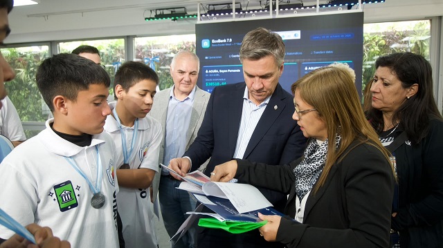 Alumnos de El Zapallar presentaron al Gobernador Zdero su proyecto de Banca Virtual que fue destacado en la Feria Nacional de Ciencias 