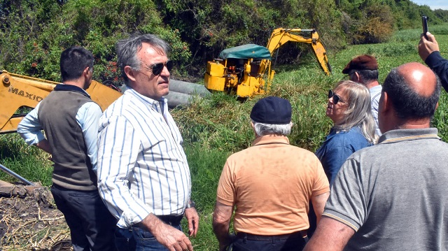 Barranqueras: Despu&eacute;s de 10 A&ntilde;os de abandono, Vialidad Provincial limpia el reservorio del Barrio Ucal 