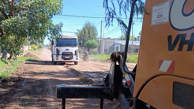 Villa Angela: Tras las lluvias el Municipio avanza en la mejora de las calles con perfilados y rellenos