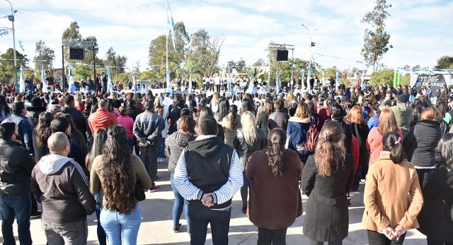 Más de 400 Alumnos Prometieron Lealtad a la Bandera Argentina en la Plaza 20 de Junio  