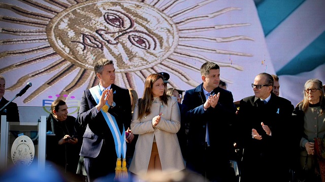 Promesa de Lealtad a la Bandera: "La Patria nos pertenece a todos y entre todos, tenemos que cuidarla", destac&oacute; Zdero