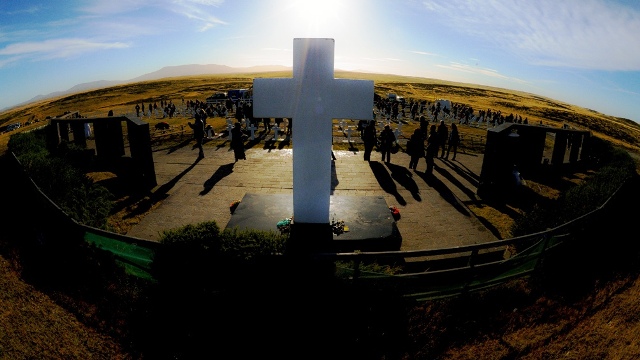 Hallan restos de cinco soldados argentinos en la tumba C.1.10. del cementerio de Darwin